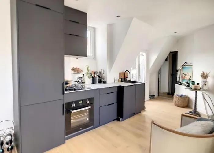 Appartement Design Proche Tour Eiffel Avec Balcon